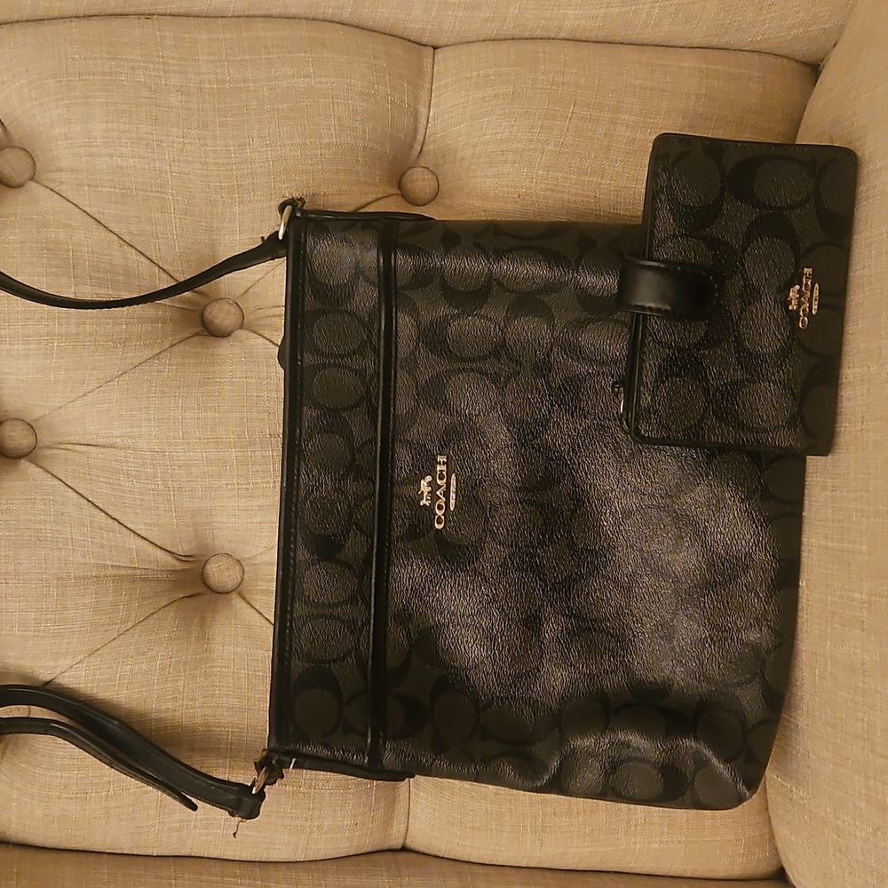 Coach Signature Crossbody Bag EUC Carcosl Gray Canvas and Matching Wallet